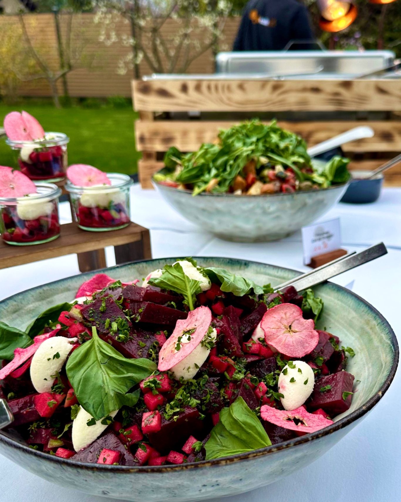 Rote-Bete-Salat mit Apfelchips, Meerrettichschaum und Basilikum in Keramikschale auf dem Buffet